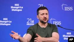 2024年6月2日,乌克兰总统泽连斯基在新加坡香格里拉对话会后的新闻发布会上发表讲话。(美联社)