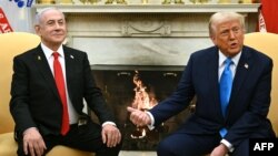 Presiden AS Donald Trump (kanan) menerima Perdana Menteri Israel Benjamin Netanyahu di Ruang Oval Gedung Putih di Washington, DC, Selasa 4 Februari 2025.