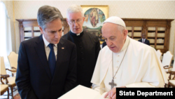 美国国务卿布林肯2021年6月28日会见罗马天主教教宗方济各(照片来自布林肯的官方推特账号)