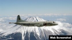 美国海军网站发布的一架猎户座侦察机(P-3C Orion)在日本 富士山上空 飞过的景象。
