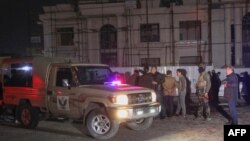 伊拉克北部的库尔德自治地区首府埃尔比勒发生火箭袭击事件后,安全部队聚集在一处。(2021年2月15日)