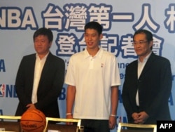林书豪与管光中 (左),NBA台湾分公司总经理,陈永正 (右),NBA大中华区执行长