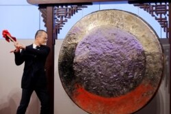 资料照：美团首席执行长王兴在香港交易所为美团上市敲钟。（2018年9月20日）