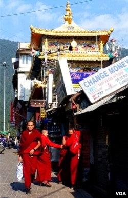 印度麦克里欧甘吉的主街。（美国之音朱诺拍摄，2016年11月5日）