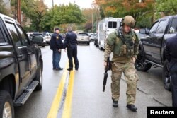 美国宾夕法尼亚州匹斯堡的一所犹太教堂发生枪击案后,反恐警察和相关紧急反应人员抵达现场。(2018年10月27日)