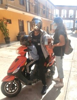 “飞扬”用这部小摩托载着一家四口从墨西哥南部北上向美国进发 （照片本人提供）
