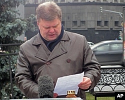 亚博鲁领袖米特罗辛宣读遇难者姓名