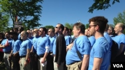 支持同性婚姻的人士在法院前同唱国歌(美国之音亚微拍摄)