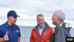 美国海警队司令舒尔茨上将(左)与海军部长与国会议员商讨加强美军北极行动能力(美国国防部2018年8月13日)