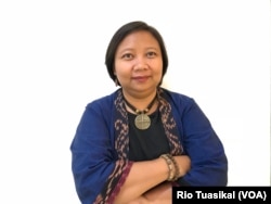 File: Ketua Pusat Studi Migrasi Migrant Care, Anis Hidayah, di gedung Bawaslu, Jakarta, Minggu (7/10/2018). (Foto: Rio Tuasikal/VOA)