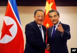 中国外交部长王毅和朝鲜外相李勇浩在在马尼拉的东南亚国家联盟外长及其对话伙伴会议期间举行双边会谈。(2017年8月6日)