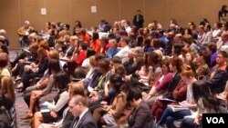 听证会场几乎客满(美国之音记者国符拍摄)