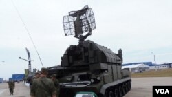 今年夏季莫斯科武器展上的道尔-M1防空导弹系统。(美国之音白桦拍摄)