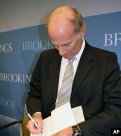 贝德在新书上签名