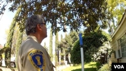 加州食品农业部检查居民果树(美国之音国符拍摄)