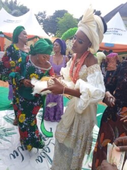 Fifi Egbebu terlihat menarik bersama para tamu di hari pernikahannya (dok: Fifi Egbebu)