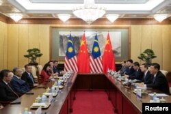 中国国家主席习近平(右)在北京钓鱼台国宾馆与马来西亚总理马哈蒂尔(左二)举行会晤。(2018年8月20日)