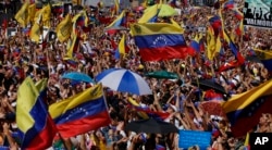 2019年2月2日,在委内瑞拉加拉加斯,要求总统尼古拉斯·马杜罗辞职的反政府抗议者聚会。