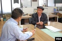 孙官生接受美国之音采访 (美国之音林森拍摄)