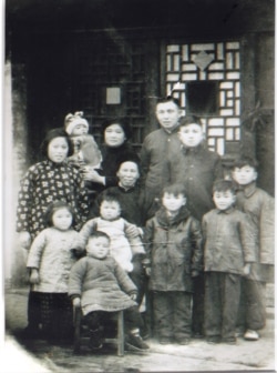 丁一夫(前排)和家人