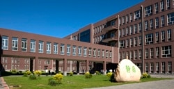 2015年709事件发生后，包卓轩被辗转送到乌兰浩特的亲戚家，就读乌兰浩特市一中。（资料照，乌兰浩特市一中网页）