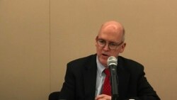 美国企业研究所战略研究员施米特2019年10月23日参加全球台湾研究中心应对中国锐实力座谈会(美国之音锺辰芳拍摄)