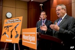 参议员鲍勃·梅嫩徳兹(右) 2019年2月12日在新闻发布会上讲话。