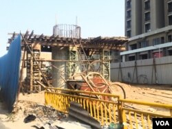 正在修建中的艾哈迈达巴德城市地铁,由日本公司承建。(美国之音朱诺拍摄,2017年11月15日)