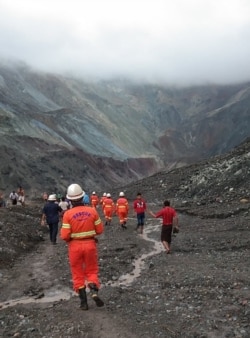 帕敢一玉石矿发生山体滑坡后,救援人员试图寻找幸存者。