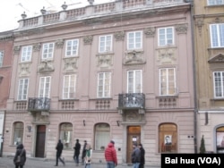 许多世界名人都出自波兰。华沙街头的居里夫人纪念馆。(美国之音白桦拍摄)