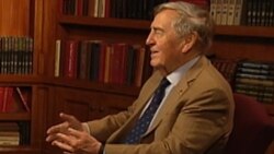 资料照片:格雷厄姆·艾利森接受美国之音专访。