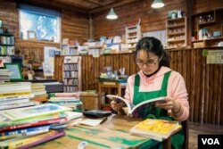 辞去专业工作、实现办书店愿望的洪毓穗。(美国之音记者方正拍摄)