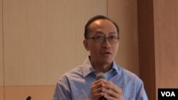香港大学新闻和媒体研究中心副教授傅景华 (美国之音记者申华拍摄)