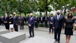 左起:纽约州长库默、民主党总统候选人拜登和夫人、前纽约市长布隆伯格和美国副总统彭斯与夫人在纽约参加911事件19周年纪念活动。(2020年9月11日)