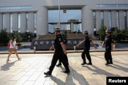 警察在昆明中级法院门前巡逻,当时该法院正在审理昆明恐怖袭击案(2014年9月12日)