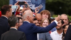 美国总统拜登(中)邀请了数百名嘉宾到白宫出席国庆活动(路透社2021年7月4日)