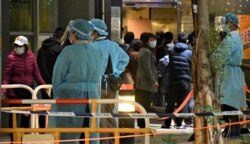 首幢被封楼禁足5天的葵涌村逸葵楼居民,每天要定时接受病毒检测,大厦出入口相当拥挤 (美国之音/汤惠芸)