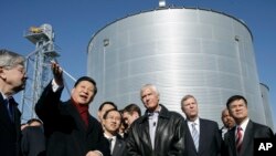 2012年2月16日,时任中国国家副主席的习近平访问爱奥华州一处家庭农场。