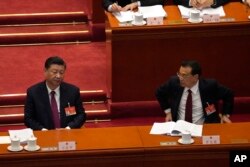 资料照:中国领导人习近平和中国总理李克强在全国人大会议上。(2021年3月5日)