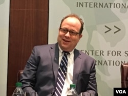 美国企业研究所东亚安全研究项目主任，在小布什任内担任前美国国防部中国、台湾及蒙古事务部门主任的卜大年(Dan Blumenthal) 在华盛顿智库战略与国际研究中心针对川普主政后台海安全态势的研讨会中 （2017年1月17日，美国之音钟辰芳拍摄）