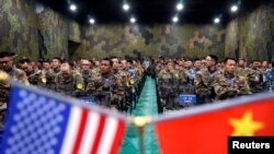 2018年11月17日,美国陆军和中国军人参加在南京附近举行的“灾害管理交流会”闭幕式。(路透社)