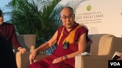 达赖喇嘛演说前举行记者会。(美国之音记者李逸华摄)