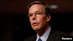 被提名为美国驻中国大使的尼古拉斯·伯恩斯在参议院外交委员会的提名确认听证会上做开场陈述。(2021年10月20日)