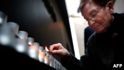 一位大屠杀幸存者在美国大屠杀纪念博物馆点亮蜡烛(2018年1月27日)