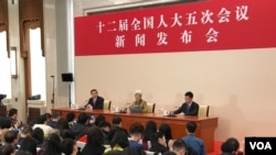 2017年3月4日, 中国人大女发言人傅莹在人民大会堂回答记者提问。(美国之音叶兵拍摄)