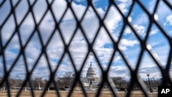 资料照片:为迎接一系列重要活动,美国国会前架起了铁丝网。(2025年1月2日)