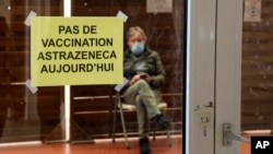 在法国西南部的圣让德吕兹,一位男士坐等在一处疫苗接种中心外,中心张贴出“今日无阿斯利康疫苗”的通知。(2021年3月16日)