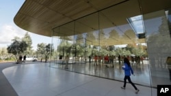 资料照:位在加州库伯蒂诺的苹果园区访客中心 (美联社)