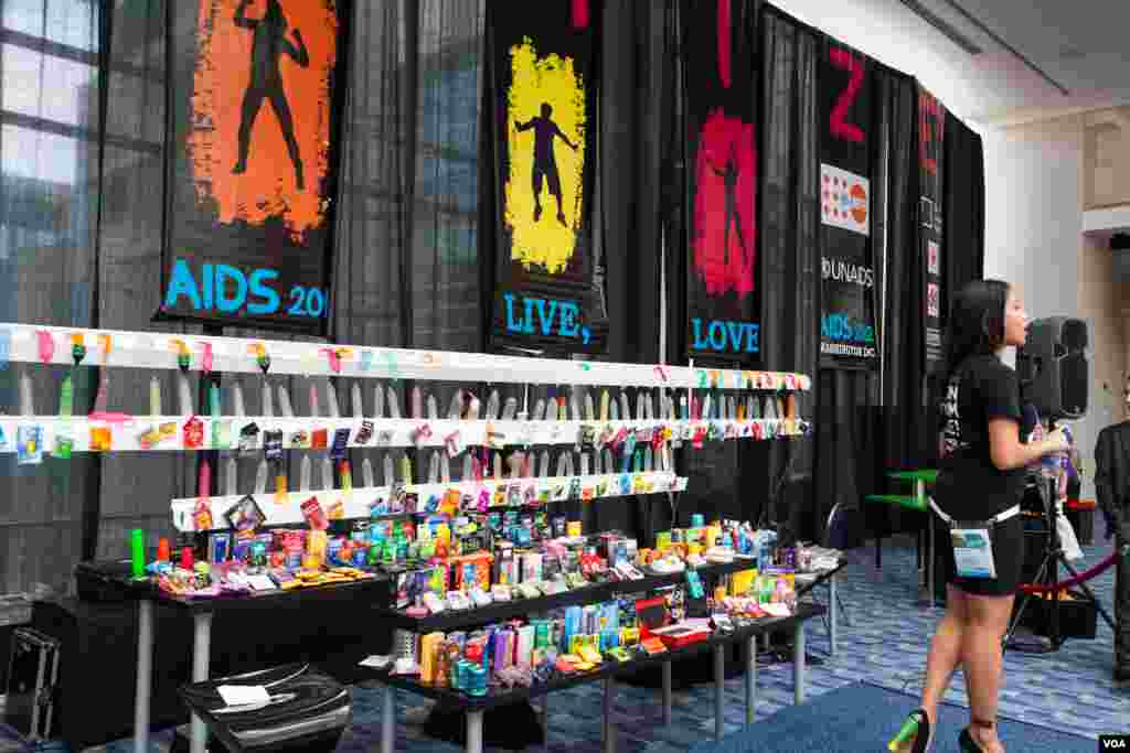 Trưng bày của chiến dịch CONDOMIZE! do Liên Hiệp Quốc thực hiện nhằm chống lại sự khinh khi những người bị HIV/AIDS và động viên sử dụng bao cao su khắp thế giới. (Alison Klein/VOA)