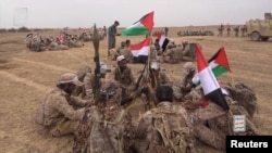 资料照片:胡塞反政府武装成员在萨那附近集合,进行军事演习。(2023年10月30日)